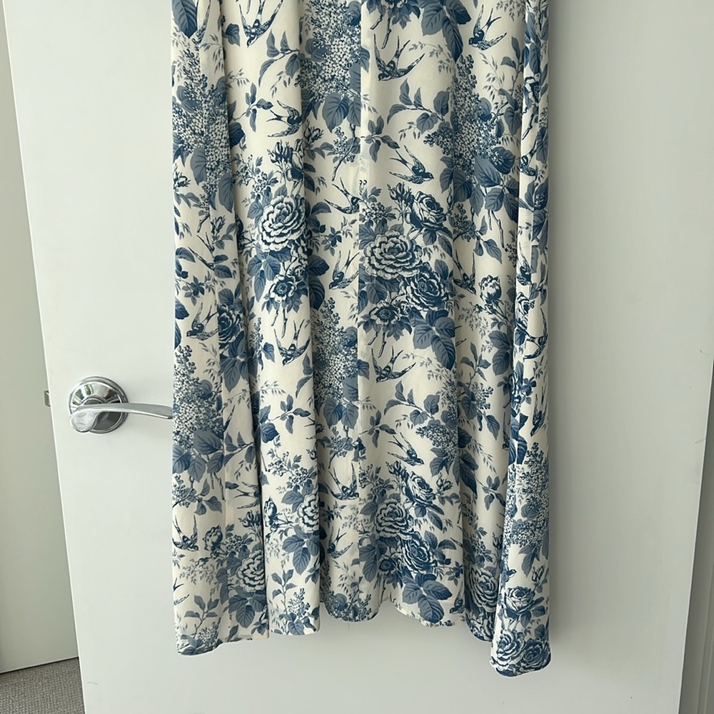 Reformation Carolena Dress in Pompadour, Blue and White Floral Long Sleeve - Picture 9 of 14